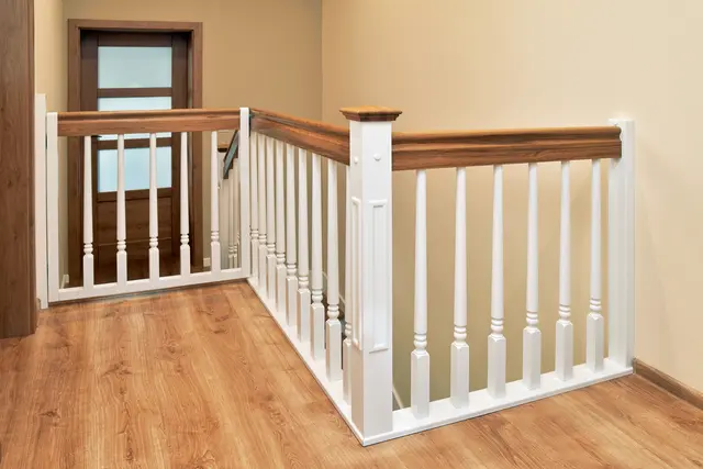 Sicherheit geht vor: Damit der Nachwuchs nicht zu Schaden kommt, wurde an ein passendes Treppenschutzgitter gedacht.  | Foto: HLC/STREGER