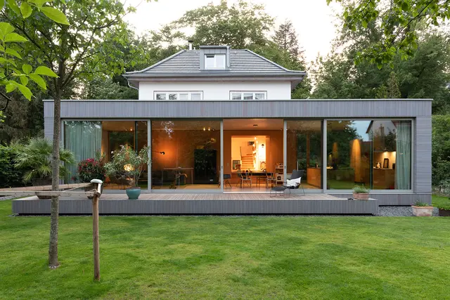 Ein tolles Zusammenspiel: Diese Villa aus den 30er-Jahren wurde um einen nahezu stützenlosen Stahlbetonbau ergänzt, der sich als eigenständiger Baukubus an die Rückseite des Altbaus anschließt und zum Garten hin öffnet.  | Foto: HLC/BetonBild/Bonauer Bölling Partnerschaft von Architekten mbB