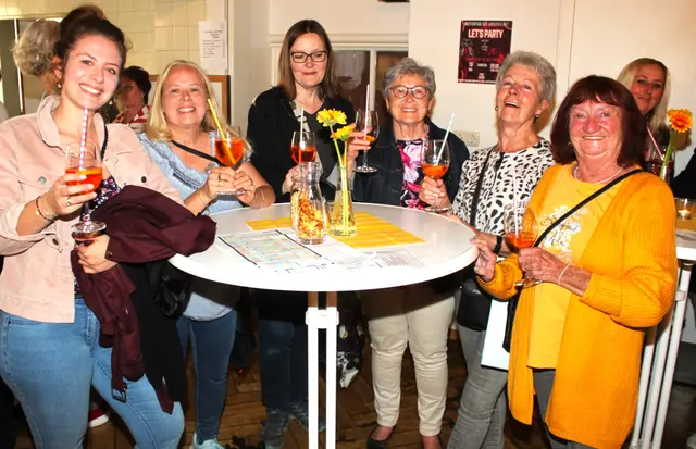 Gute Unterhaltungen gehören wie das Salz in die Suppe bei den Flohmärkten der Frauen-Union.  | Foto: Peter Heider