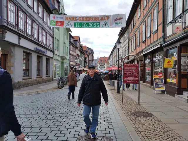 Der Hänigser Teilnehmer am HGL auf dem Weg zur Startnummernausgabe in Wernigerode.