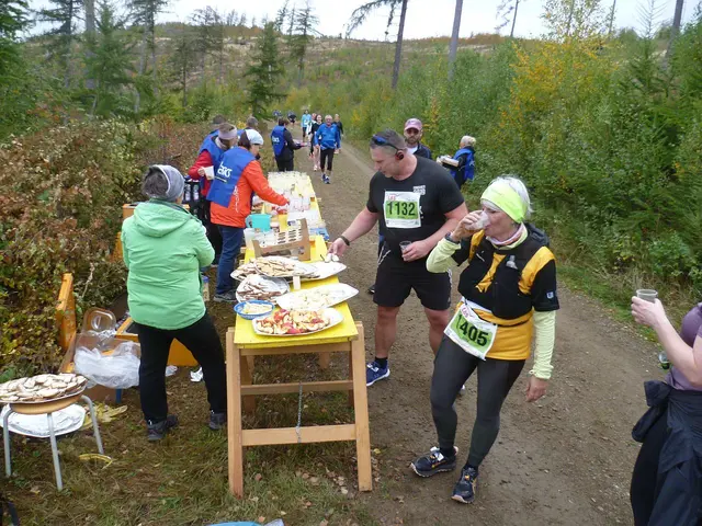 11 km: Eine üppige Verpflegungsstelle wartet auf die Laufsportler.
