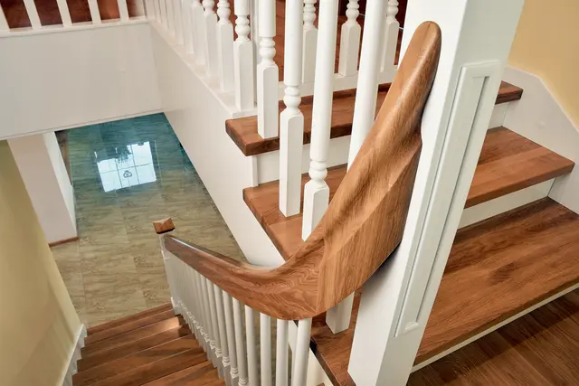 Der Handlauf im Omega-Profil mit Griffrille ist ein absoluter Hingucker und gibt zusätzlichen Halt beim täglichen Auf und Ab.  | Foto: HLC/STREGER