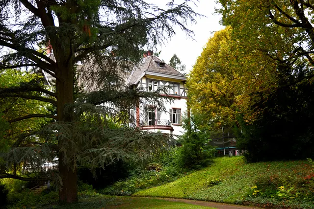 Blick auf das Haupthaus - die Villa. Besucher sollten ein wenig Abstand halten - es ist ein Privatbereich. Deshalb gibt es auch kein ganzes Foto davon.