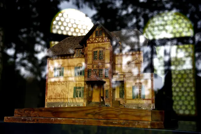 Blick in ein Fenster des Uhrenturms.