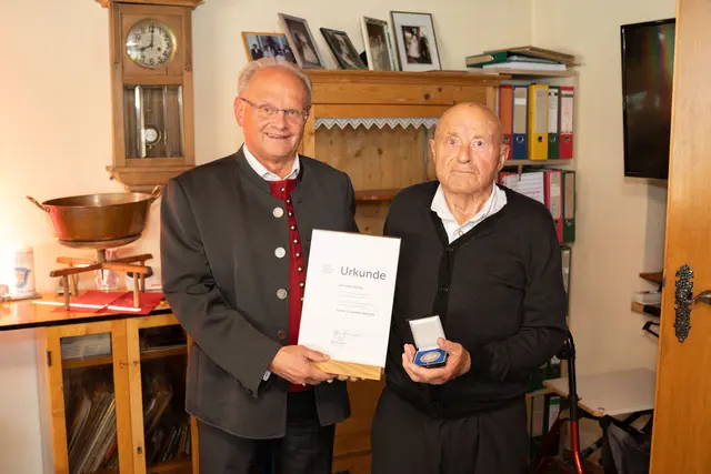 Bezirksrat und weiterer Stellvertreter des Bezirkstagspräsidenten Alfons Weber überreichte Herrn Alois Müller die 7-Schwaben-Medaille vergangenen Freitag in Weicht. | Foto: Daniel Beiter