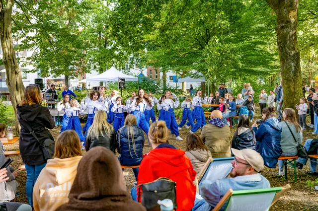 Rhythmus, Bewegung und Applaus – die Tanzgruppe war beim Sommerfest in Hünertshagen ein echtes Highlight. | Foto: Vonovia/Björn Hake
