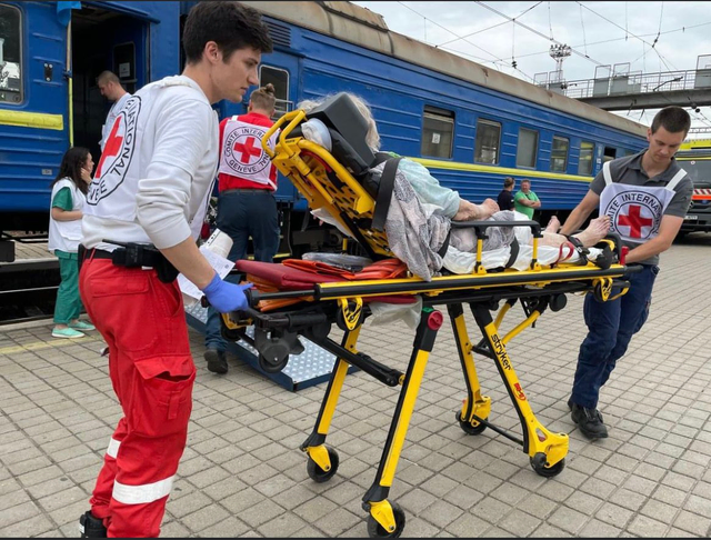 Sanitäter Florian Scheel (links, KV Gütersloh) bei seinem Einsatz zur Evakuierung von Patienten in der Ukraine. | Foto: IKRK
