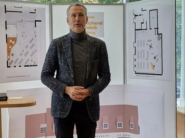 Friedbergs Erster Bürgermeister hebt die gute Zusammenarbeit zwischen Stadt und Pfarrei hervor und lobt besonders den ehrenamtlichen Einsatz, den das Team der Büchereimitarbeiterinnen einbringt.  | Foto: Dr. Kristina Roth