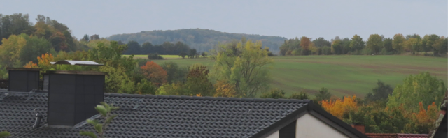 Bei diesem Foto habe ich stark rangezoomt ... die Motive hinter dem Hausdach sind zwischen 2 km und 5 km entfernt. | Foto: M. A.