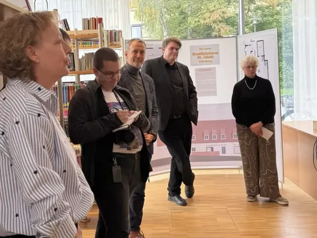 Eva Michl, die Leiterin der Bücherei, bedankt sich bei allen, die beim Umzug mit angepackt haben, besonders das Büchereiteam und die Mitsrbeitenden des Städtischen Baubetriebshofs.  | Foto: Petra Gerber