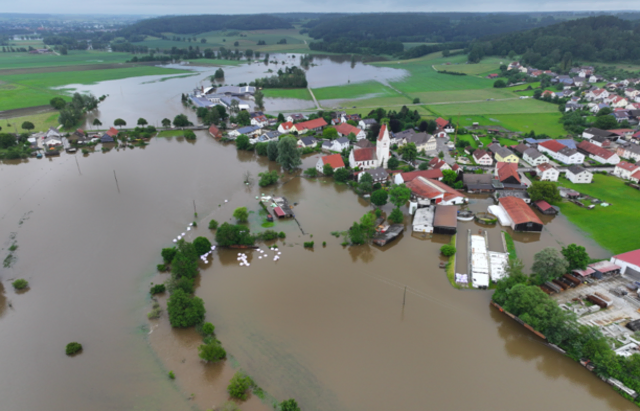 Das Juni-Hochwasser 2024 überschwemmte große Teile der Marktgemeinde Zusmarshausen. Auf dem Archivfoto ist der Ortsteil Wörleschwang Richtung Norden zu sehen. | Foto: Markt Zusmarshausen