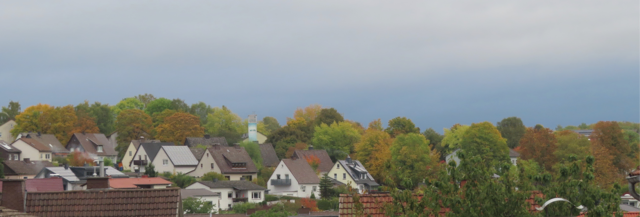 Auch hier habe ich sehr stark rangezoomt ... der große Turm (Schornstein) über den Hausdächern ist fast 1 km entfernt. | Foto: M. A.