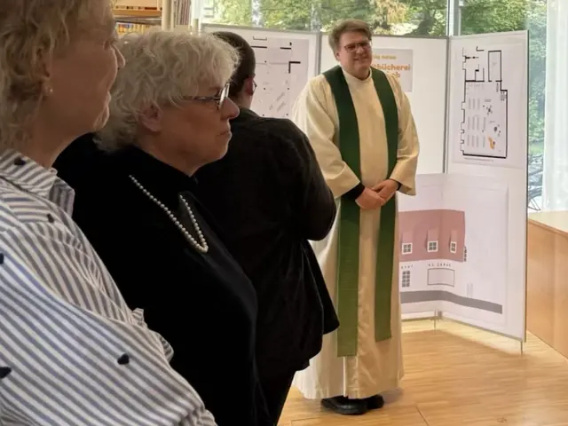 Stadtpfarrer P. Steffen Brühl segnet die Interimsräume, die Nutzerinnen und Nutzer, das Büchereiteam und alle, die sich um den Umbau der Räume am St.-Jakobs-Platz kümmern.  | Foto: Petra Gerber