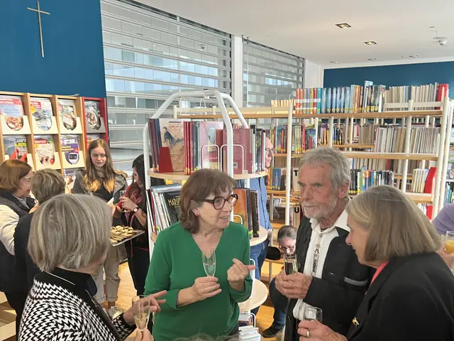 Gäste aus Kirche, Stadt und Ehrenamt - und selbstverständlich rund um die Bücherei kamen zur Eröffnung.  | Foto: Dr. Kristina Roth