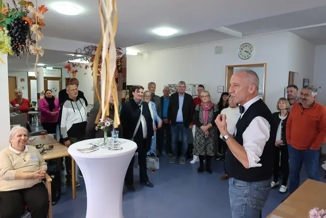 Die Begrüßung der Gäste fand in den Räumen der Tagespflege im Erdgeschoss des Sozialzentrums statt. Den ganzen Nachmittag lang nutzten zahlreiche Gäste die Chance, um sich über die Angebote und Einrichtungen zu informieren