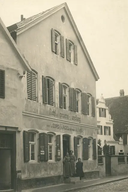 Mehl- und Spezerei-Handlung von Georg Nagel in der Herrengassen 23 in Nördlingen, um 1920 | Foto: Museum KulturLand Ries