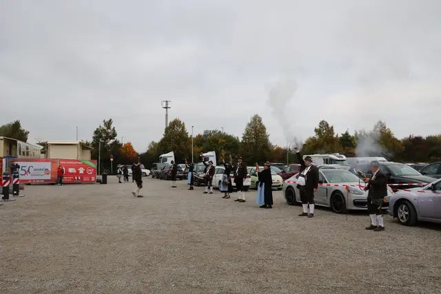 Etwas unglücklich verlaufen ist der Auftritt der Schützen mit ihren historischen Musketen. Die Salutschüsse erfolgten erst nach dem Einzug der Delegationen der Vereine in das Festzelt. Dementsprechend geleert war der Festplatz und die Aufmerksamkeit für den Auftritt.