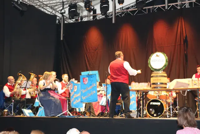 Zum Auftakt im Festzelt hatte die Stadtkapelle Gersthofen ihren großen Auftritt.