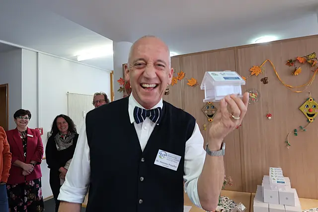 Vorsitzender Dr. Hannes Proeller stellt die neuen Spardosen des Fördervereins vor, die dem  "lästigen Hosentaschengeld" ein Dach geben und damit soziale und karitative Projekte in Friedberg unterstützen