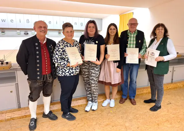 Von links nach rechts: 1. Vorsitzender Dieter Töltsch, Monika Schmid, Ines Hettinger, Kathrin Töltsch, Klaus-Dieter Jäger, 2. Vorsitzende Ingeborg Spranger