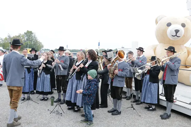 Die Blaskapelle Gersthofen und der Spielmannszug Herbersthofen und Gersthofen begleiteten den Kirchweihauftakt auf dem Festplatz musikalisch.