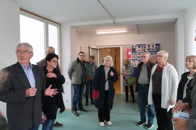 Vorstandsmitglied Horst Knote (li.) erläuterte im Rahmen der Führungen die verschiedenen Angebote und Leistungen, Projekte und Institutionen, denen das Sozialzentrum ein Dach gibt