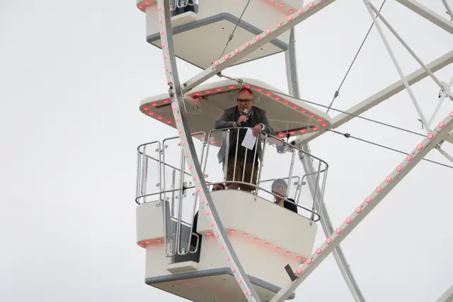 Bürgermeister Michael Wörle begrüßte die Kirchweihgäste in luftiger Höhe.