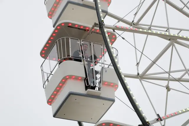 Der geistliche Segen zum Kirchweihstart von der "hohen Kanzel" im Riesenrad ging etwas unter.