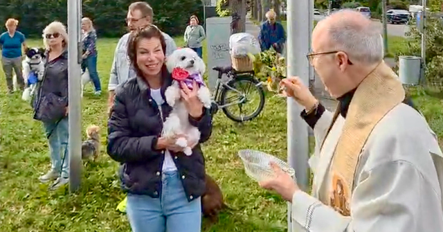 Zum Gedenktag des heiligen Franz von Assisi segnete die Pfarrei Heilig-Geist in Augsburg-Hochzoll traditionell Haustiere vor der Wallfahrtskirche Maria Alber. | Foto: Pfarrei Heilig-Geist Augsburg-Hochzoll und Friedberg-West