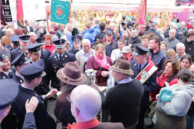 Umringt: Der Freibierausschank vor dem offiziellen Start der Kirchweih erfreute sich großen Andrangs.