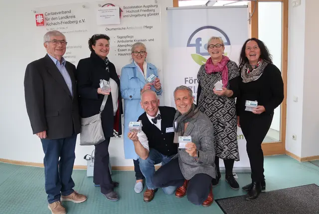 Der Vorstand des Fördervereins Sozialstation Friedberg freut sich über das große Interesse am Tag der offenen Tür im Sozialzentrum, das auch die politischen Mandatsträger zeigen. Diese sind zudem begeistert von den neuen Spardosen, die den Verein mit vielen Spenden unterstützen sollen. (Horst Knote, stv. Vorsitzender, Cornelia Böhm, Ulrike Sasse-Feile, Claudia Eser-Schubert, Maria Zangl (v.links), Vorsitzender Dr. Hannes Proeller, Bürgermeister Roland Eichmann (kniend)