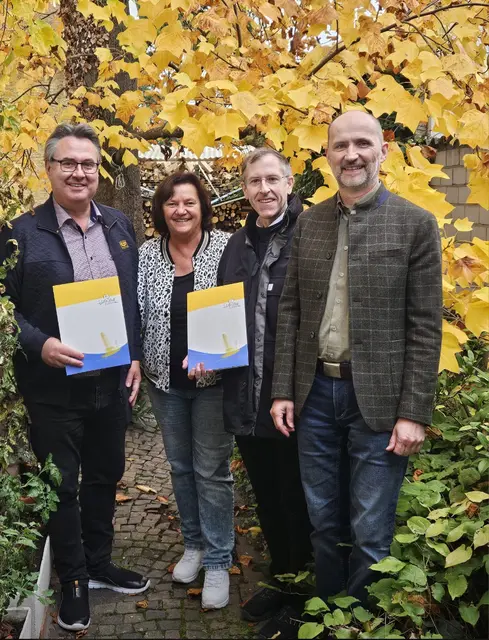 von links nach rechts Pastoralreferent Markus Drößler (Aichach), Bürgermeisterin Ilona Volk (Schifferstadt), Pfarrer Herbert Gugler (Aichach), Christian Schulz (Schifferstadt) 