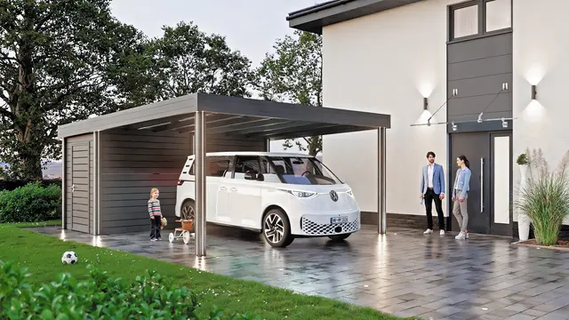 E-Mobilität gewinnt zunehmend an Bedeutung und erfordert folglich den Ausbau der Lade-Infrastruktur – auch im privaten Bereich. Mit effizienten Solarcarports beziehen Nutzer von E-Autos den Strom für die Wallbox dabei aus erneuerbaren Energien, sodass sich in Sachen Klimaschutz auf ganzer Linie profitieren lässt.  | Foto: HLC/Solarterrassen &amp; Carportwerk GmbH