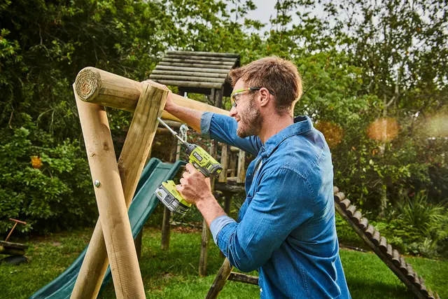 Kurz die neue Schaukel aufbauen: Mit einem Akku-Bohrschrauber sitzen alle Schrauben schnell fest. | Foto: DJD/Ryobi