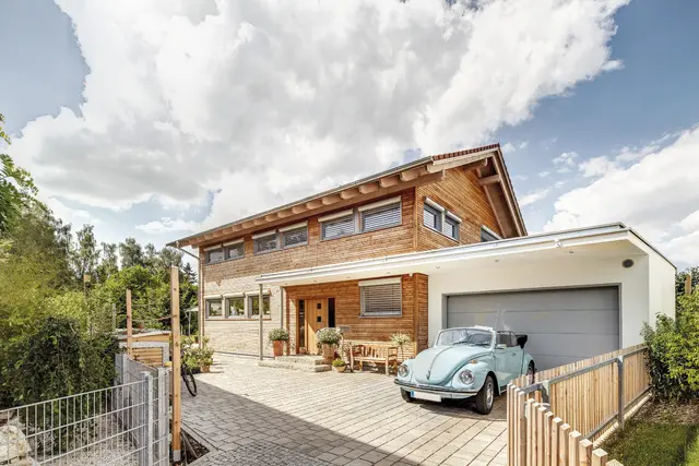 Mit Fertighäusern in Holzbauweise sind auch qualitativ hochwertige, individuelle Architektenobjekte jeden Stils möglich, egal ob Holz-, Putz- oder eine kombinierte Holz-Putz-Fassade. | Foto: HLC/Sonnleitner