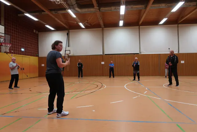 Tanja Hellenthal lässt sich immer wieder etwas Neues für die Gruppe einfallen - hier nutzt sie Schwungstäbe, um "alles zum Wackeln zu bringen"