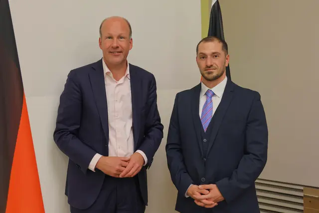 Landrat Martin Sailer (links) dankte Samer Kasouha im Rahmen der Einbürgerungsfeier für die Einblicke in seine Lebensgeschichte. | Foto: Lina Prinzensing