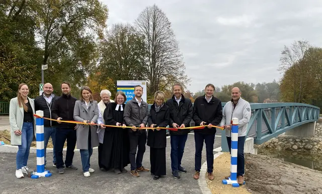 Die neue Geh- und Radwegbrücke über die Günz zwischen Groß- und Kleinkötz (GZ 5) wurde offiziell freigegeben.  | Foto: Benjamin Sigmund/Landratsamt Günzburg 
