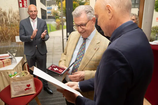 Überreichung des DRK-Ehrenzeichens an Dr. Fritz Baur | Foto: Jonas Westermeyer / DRK-Landesverband Westfalen-Lippe