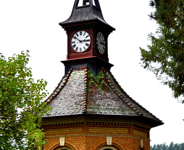 Bemerkenswert: das Dach mit den bunten Ziegeln aus der Gail’schen Dampfziegelei und Tonwarenfabrik. Ob das, was wie der Buchstabe M aussieht, eine Bedeutung hat, konnte ich nicht erfahren.