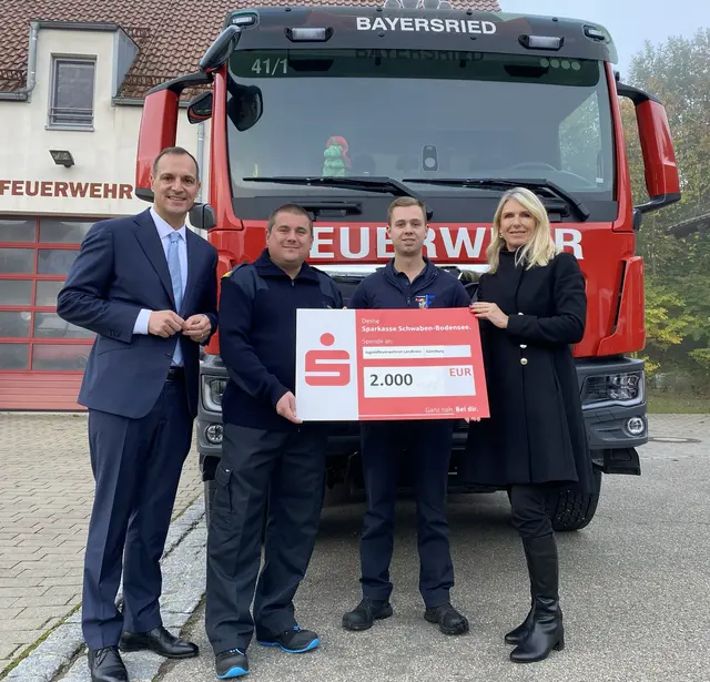 Daniel Gastl, Vorstandsvorsitzender der Sparkasse Schwaben-Bodensee, Kreisjugendfeuerwehrwart Steffen Baumgart, Manuel Klimkeit, Mitglied des Kreisjugendausschusses der Feuerwehr, und Stellvertretende Landrätin Monika Wiesmüller-Schwab.   | Foto: Benjamin Sigmund/Landratsamt Günzburg