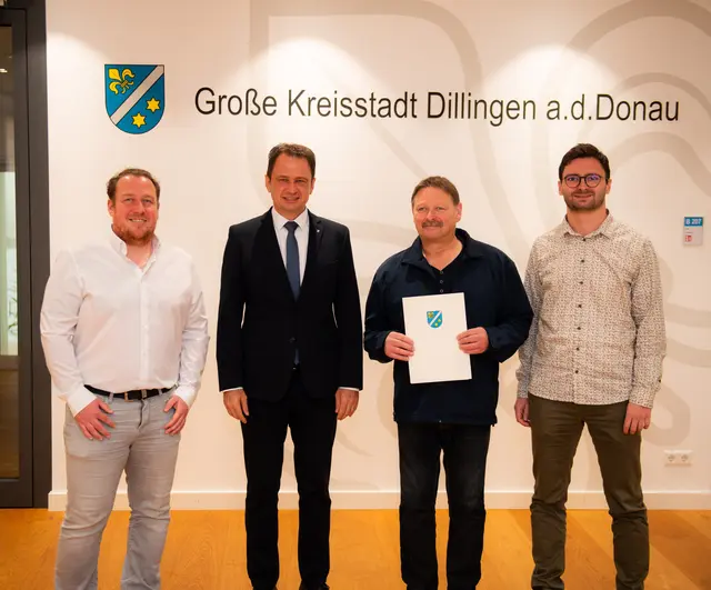 Gratulation zum „Silbernen Dienstjubiläum“. Im Bild (von links): Daniel Grimminger, Oberbürgermeister Frank Kunz, Walter Fuchsluger und Markus Hitzler  | Foto: Jan Koenen - Stadt Dillingen 