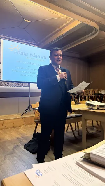 Landratskandidat Dr. Marc Sturm hat mit seiner Bewerbungsrede überzeugt und wurde einstimmig von den Freien Wählern nominiert. | Foto: Julia Jörk