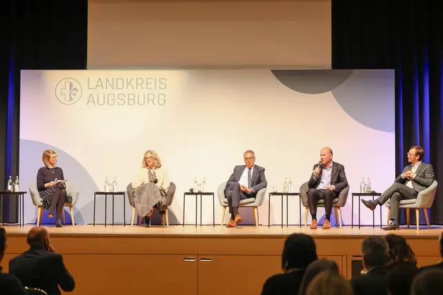 (v. l. n. r.) Moderatorin Angie Stifter, Gabi Dreisbach, Götz Beck, Landrat Martin Sailer und Heiko Rainer | Foto: Julia Pietsch