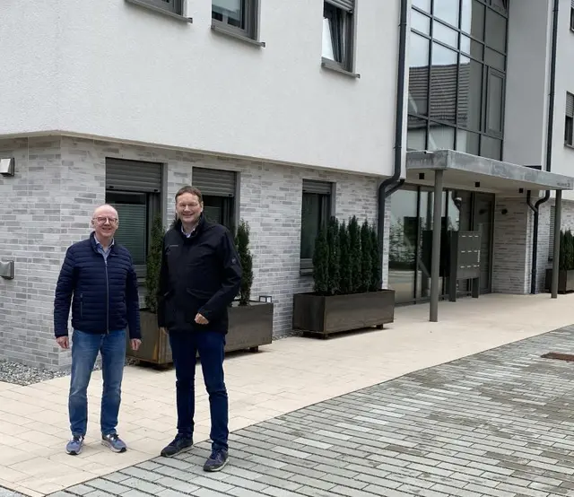 Landrat Hans Reichhart und Michael Lichtblau (Geschäftsleiter Zweckverband Wohnungsbau Landkreis Günzburg) sind mit dem Wohnbau-Projekt in Krumbach zufrieden.   | Foto: B. Sigmund / Landratsamt Günzburg