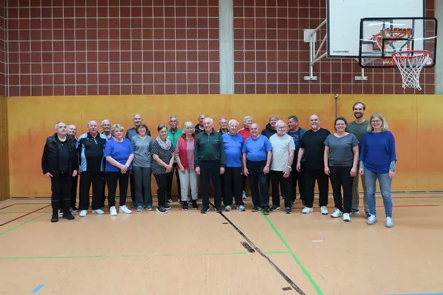 Eine tolle Truppe: Die Herzsportgruppe der DJK Friedberg. Ganz rechts im Bild: Karin Wiegmann, Erste Vorsitzende des Vereis, dahinter Dr. Nikolas Haller und Diplom-Sportlehrerin Tanja Hellenthal