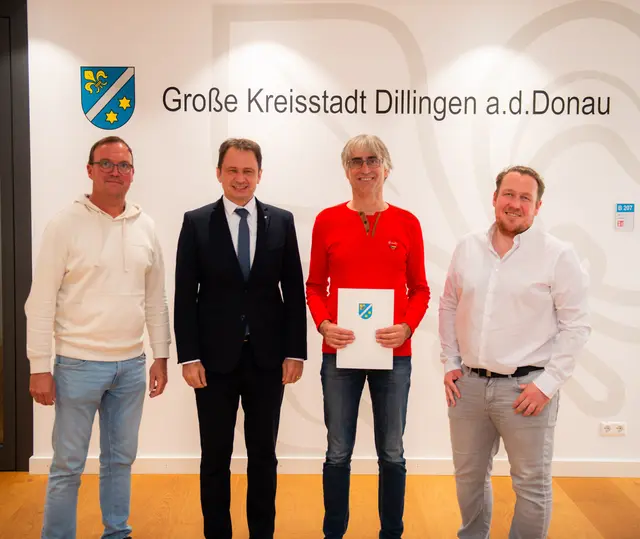 Gratulation zum „Silbernen Dienstjubiläum“. Im Bild (von links): Stefan Geier, Oberbürgermeister Frank Kunz, Bernd Schwertberger und Daniel Grimminger | Foto: Jan Koenen - Stadt Dillingen 