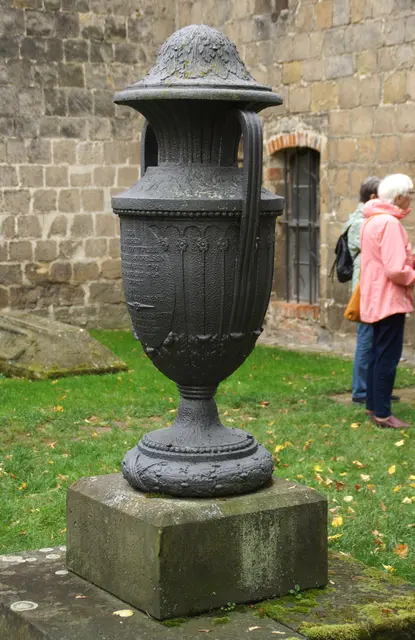 gusseiserne Urne auf dem Aegidii Friedhof