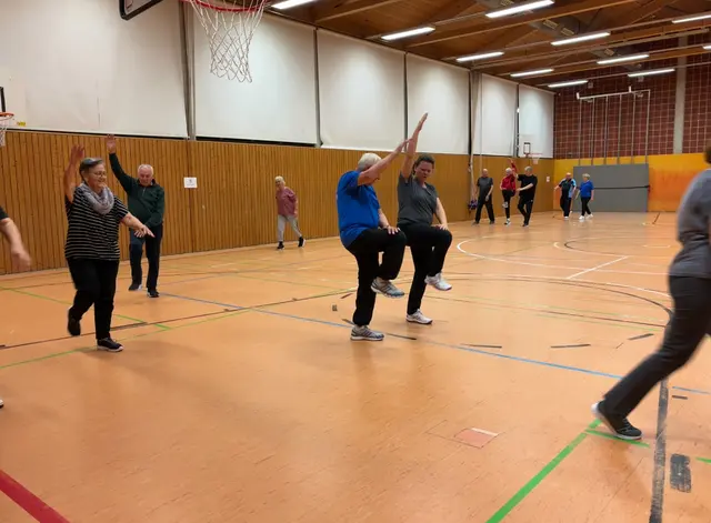 Übungsleiterin Tanja Hellenthal sorgt für Bewegung und Spaß - jeder macht mit wie er oder sie kann