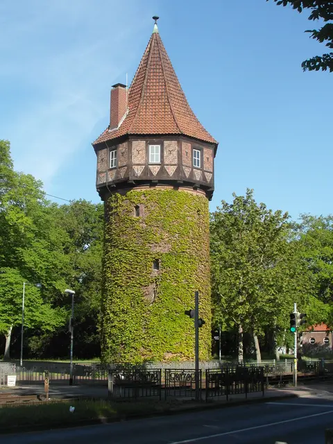 Ein Foto noch ohne Plane. Hoffentlich sieht der Turm im August 2026 wieder so aus.